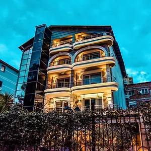 Broadway Отель Тирана